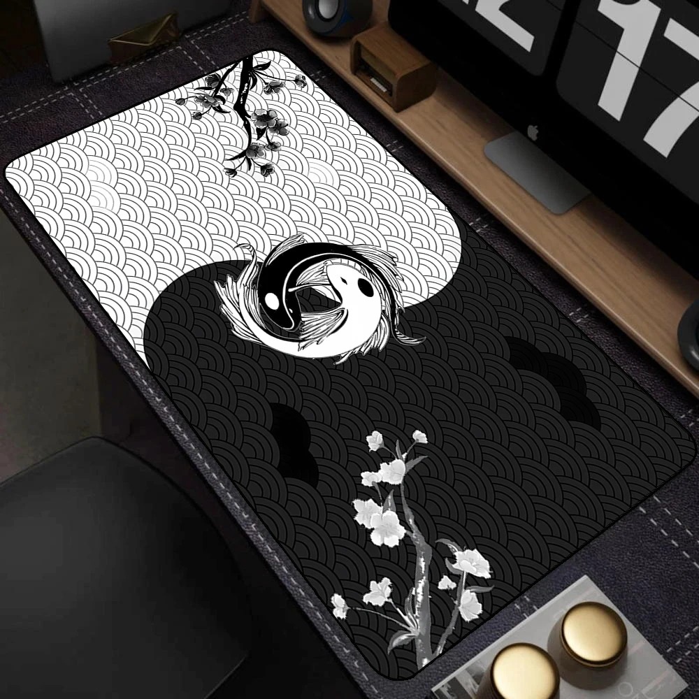 Black White Japanese Koi Fish  - Desk Setup Black And White reseña y precio