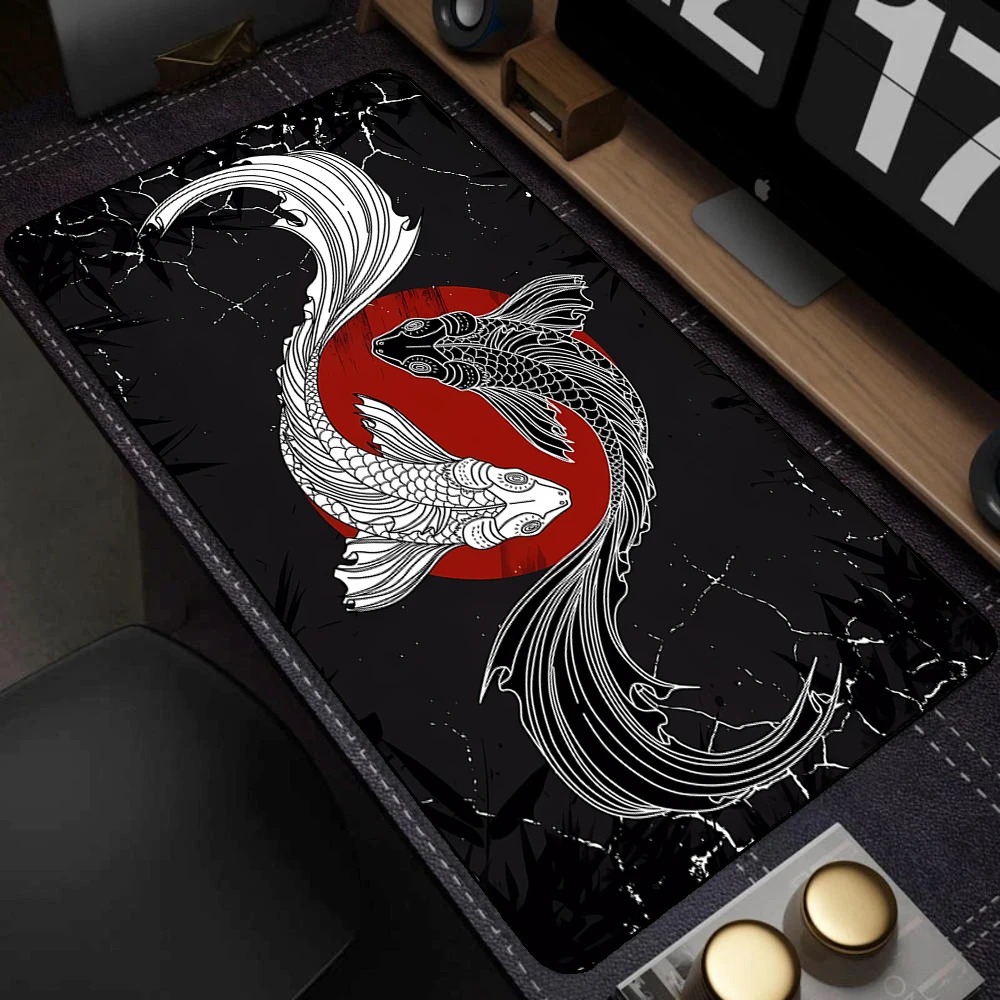 Black White Japanese Koi Fish  - Desk Setup Black And White reseña y precio